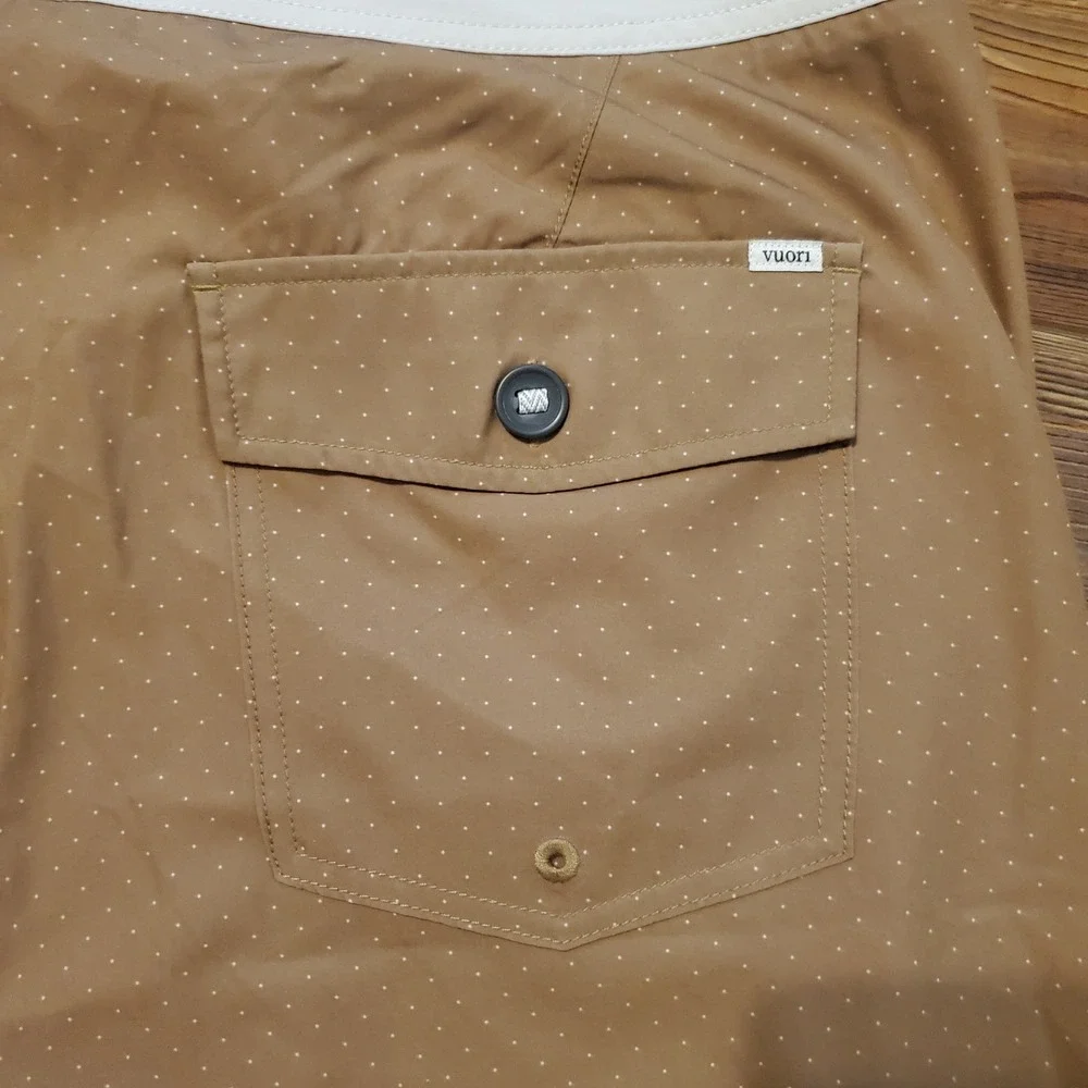 NWOT Vuori Cruise Boardshorts Brown Micro Dot Mens 38 Scalloped Swim Trunks V314